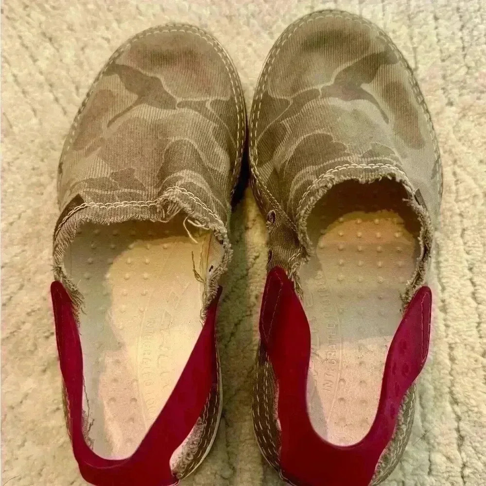 Womans Columbia slip on shoes. Size 6.